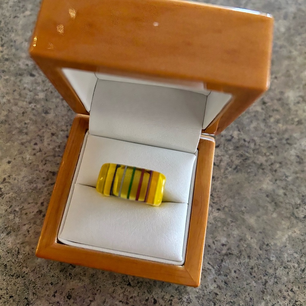 💍 Gorgeous Acrylic Statement Ring, Size 7 or 6 3/4, EUC